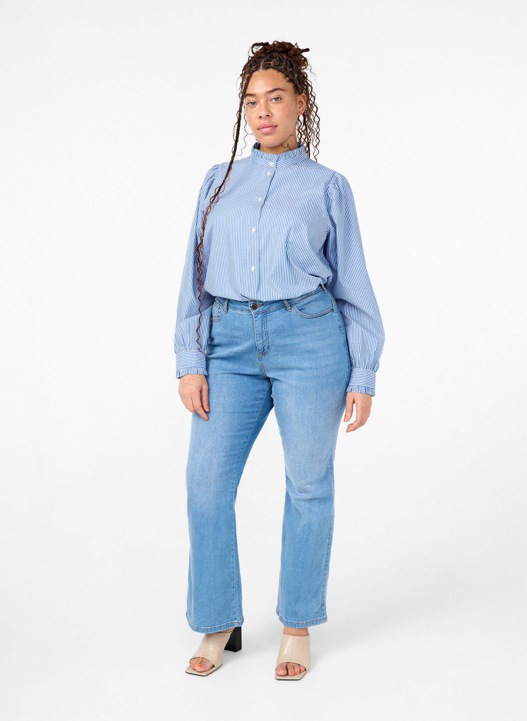 Zizzi Stripete skjortebluse med volanger, Princess Blue W. St., Model image number 2