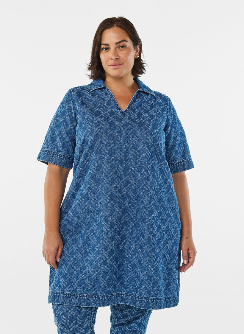Kort denimkjole med teksturert mønster, Blue Denim ZigZag, Model