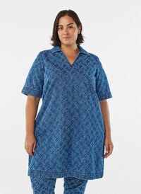 Kort denimkjole med teksturert mønster, Blå Kort denimkjole med teksturert mønster, Blå, Model