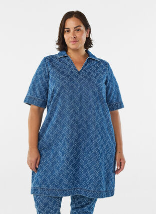 Zizzi Kort denimkjole med teksturert mønster, Blue Denim ZigZag, Model image number 0