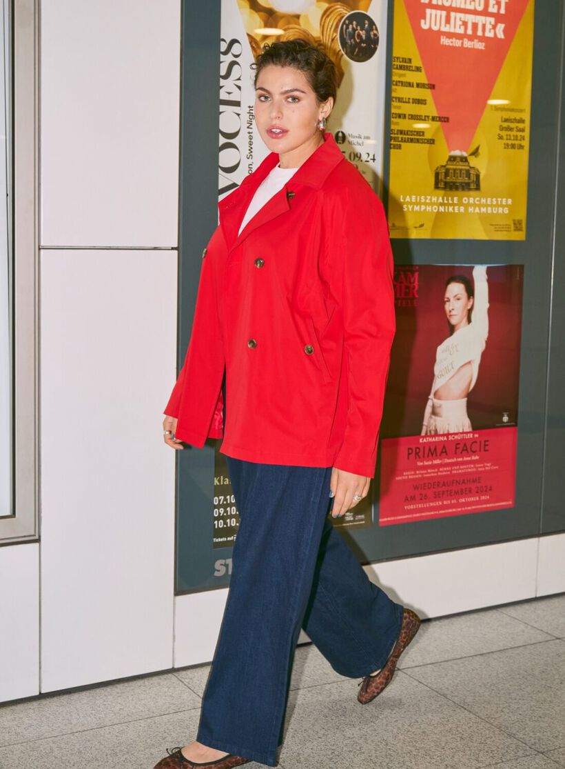 Rød kort trenchcoat, , Model