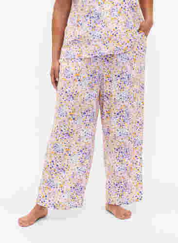 Løse pysjamasbukser i viskose med mønster, Cameo Pink AOP, Model image number 2