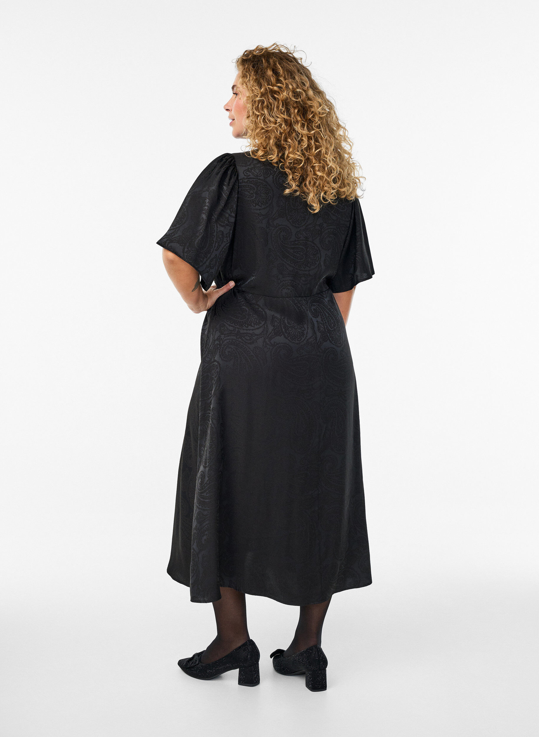 ZizziMidiskj&oslash;rt jacquard kjole med paisleym&oslash;nster og flaggermus ermer, Svart, Model image number 1