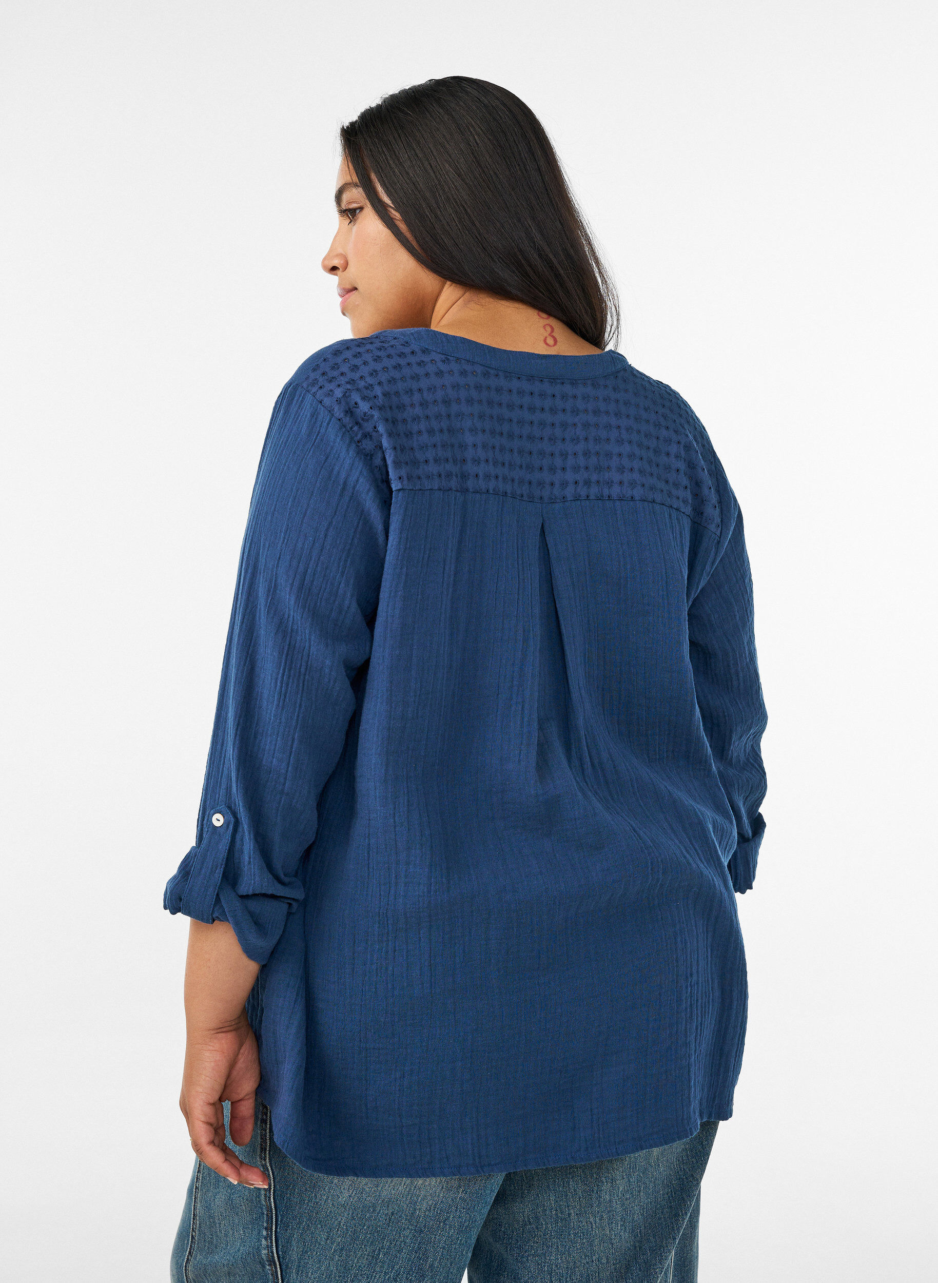 ZizziBluse i bomullsmuslin med broderie anglaise, Bl&aring;, Model image number 2