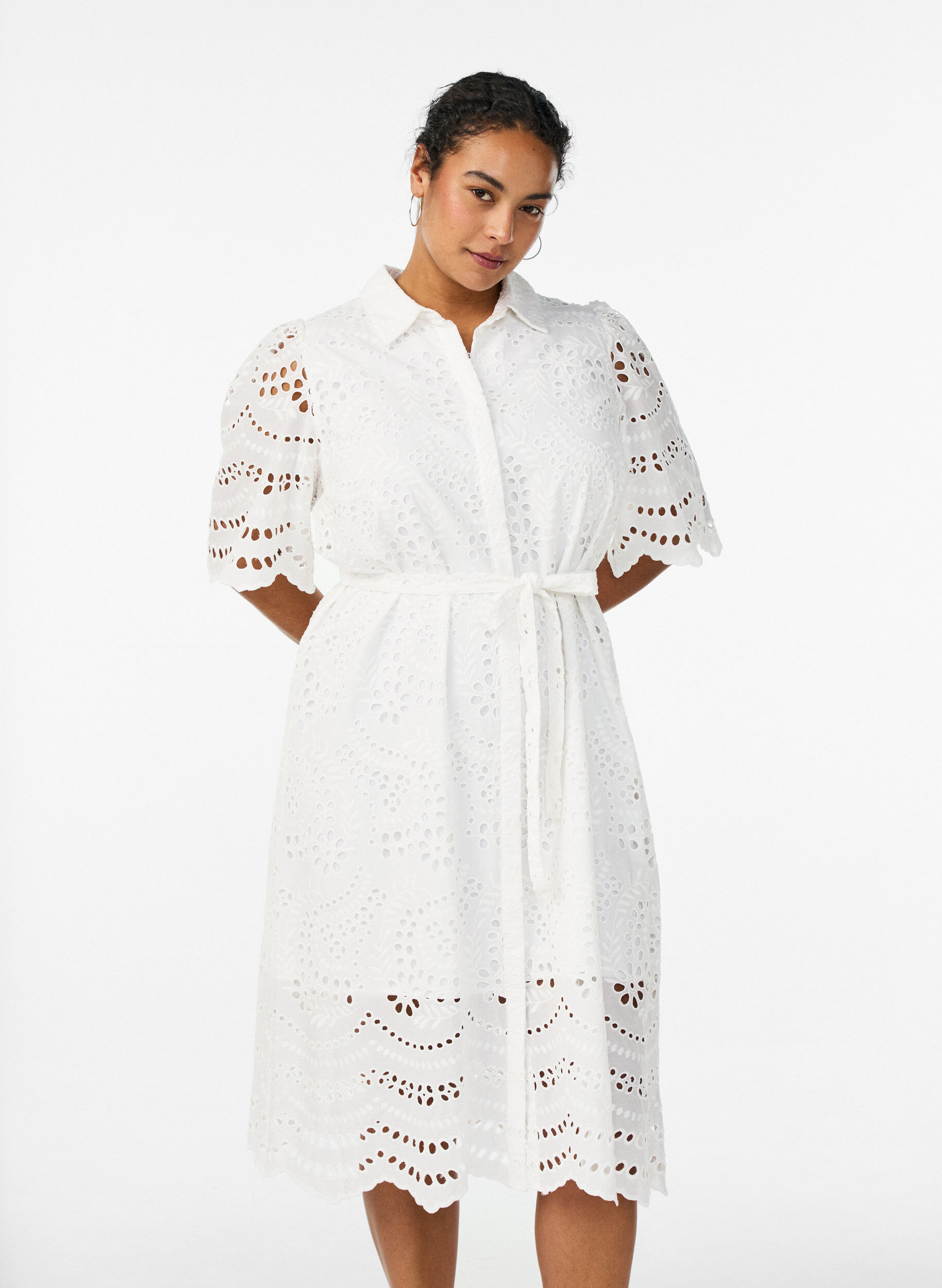 Skjortekjole i broderie anglaise med knytebelte, Hvit, Model