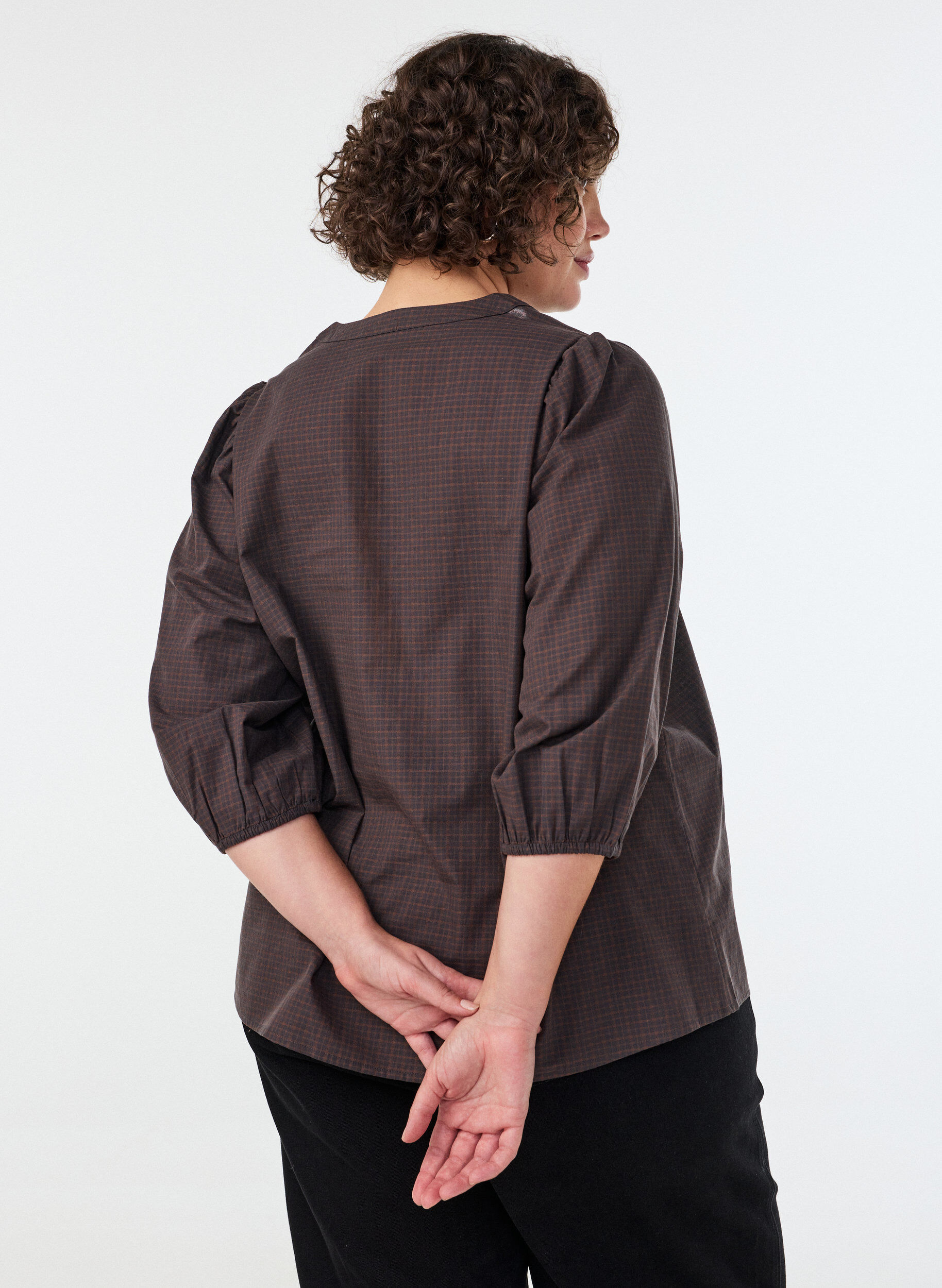 ZizziRutete bluse med V-hals og 3/4-ermer, Brun, Model image number 2