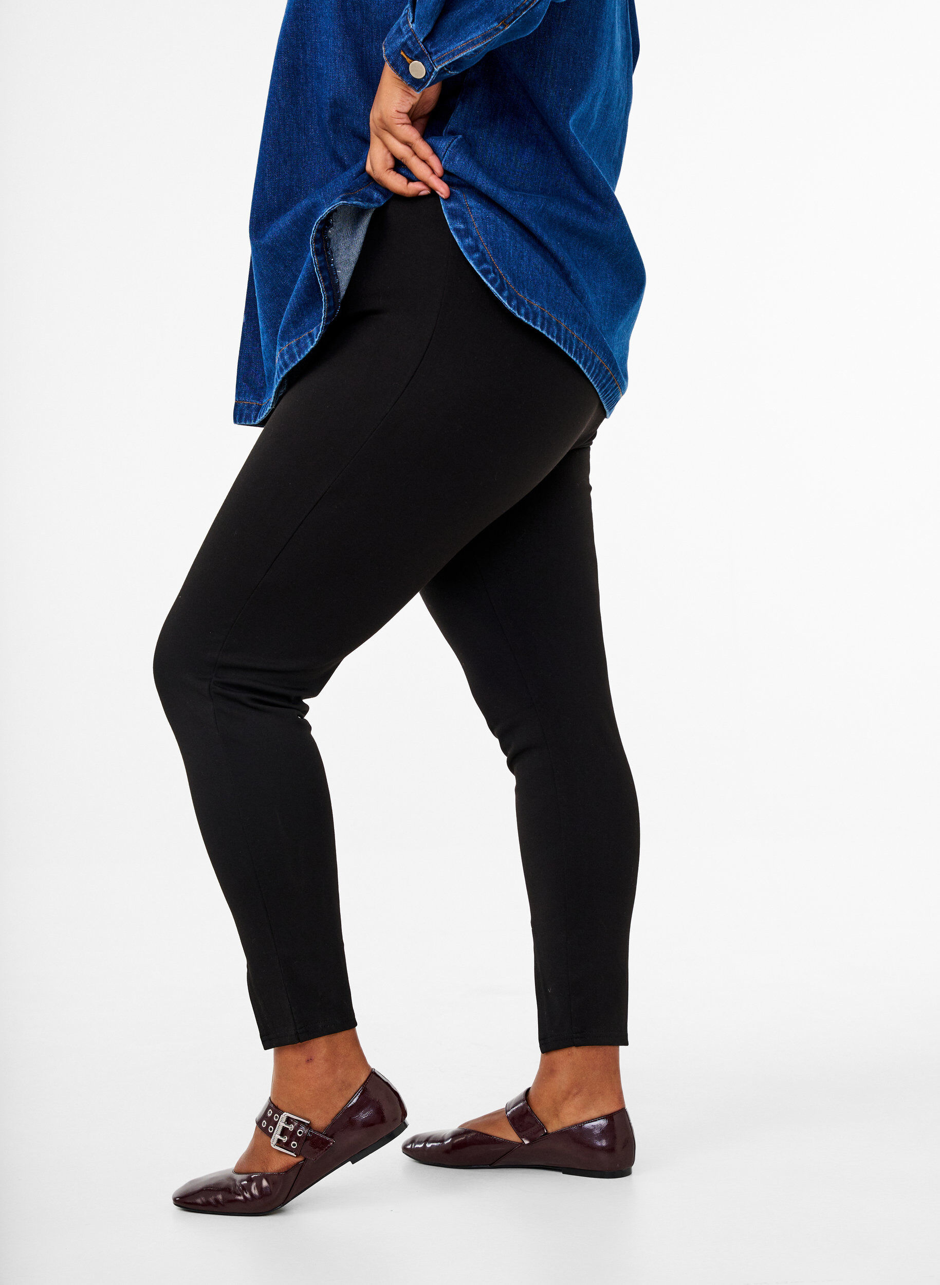 Zizzi Viscose-leggings med knappdetaljer, Svart, Model image number 2