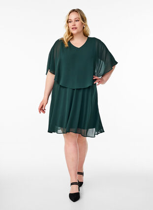 Zizzi Kort festkjole i chiffong med lag-på-lag-effekt, Scarab, Model image number 2
