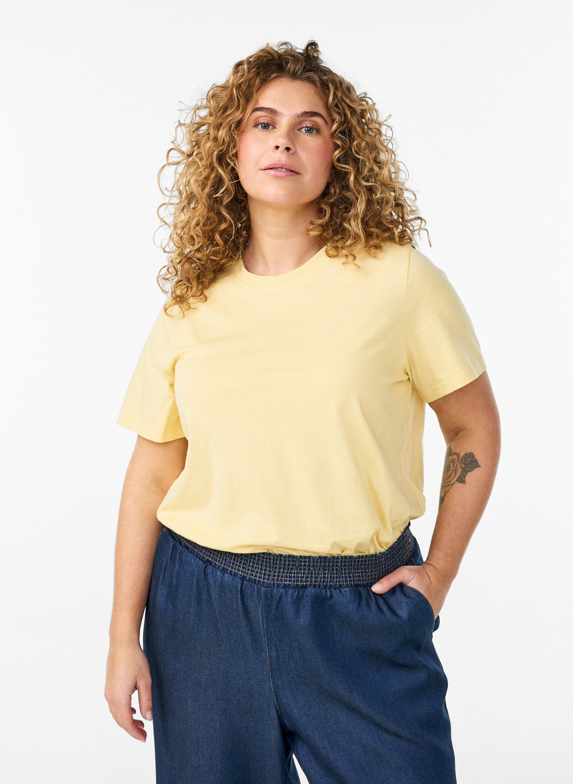 Basic T-skjorte i bomull med rund hals, Gul, Model