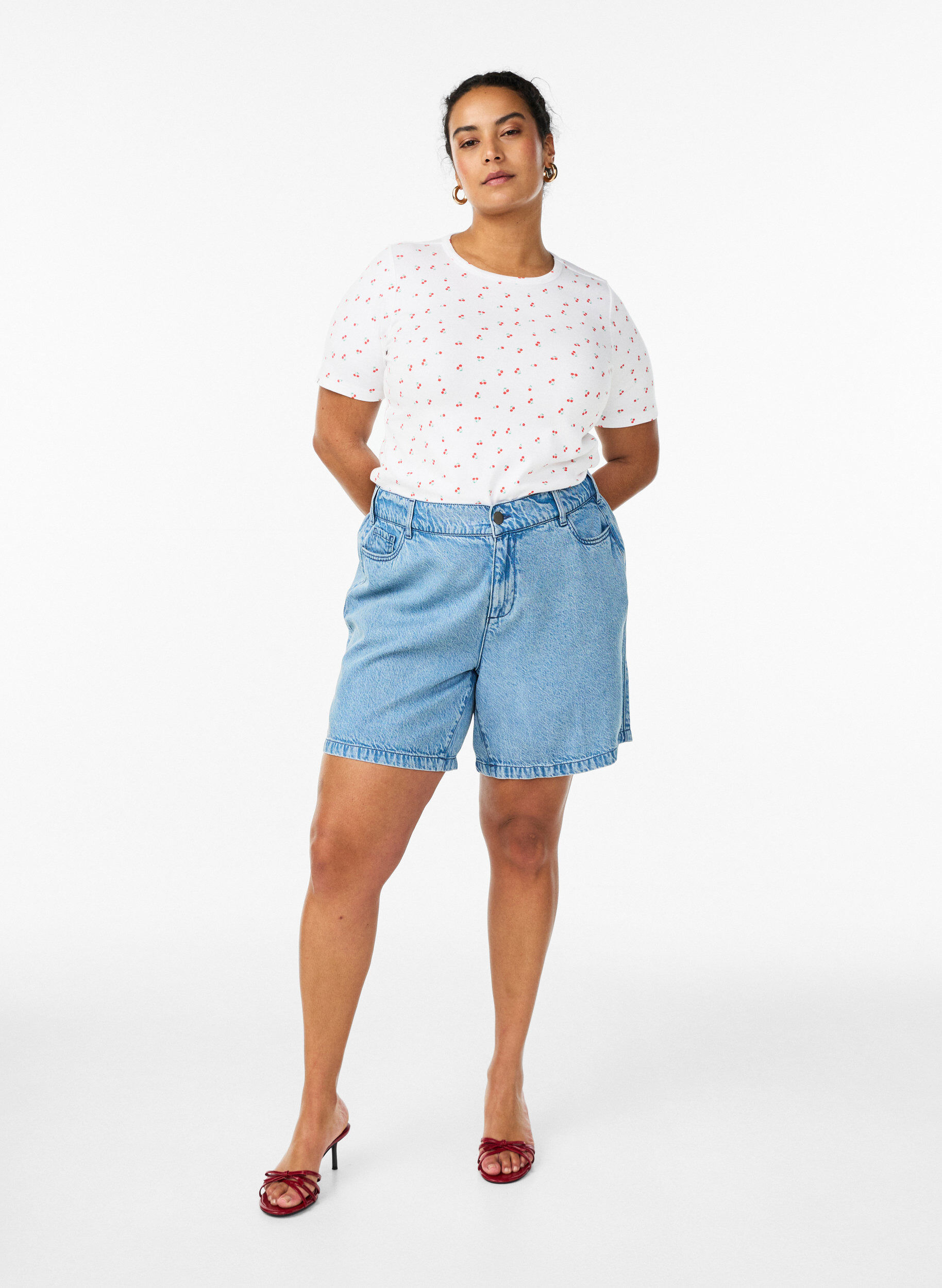 Zizzi L&oslash;se denimshorts med h&oslash;y midje, Bl&aring;, Model image number 1