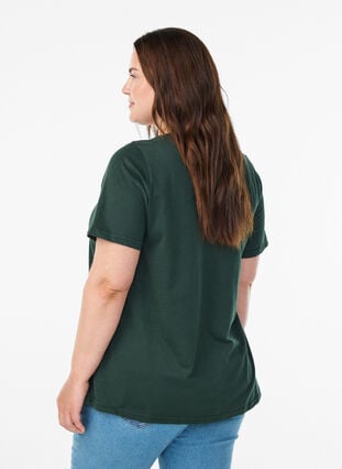 Zizzi FLASH - T-skjorte med trykk, Scarab London, Model image number 2