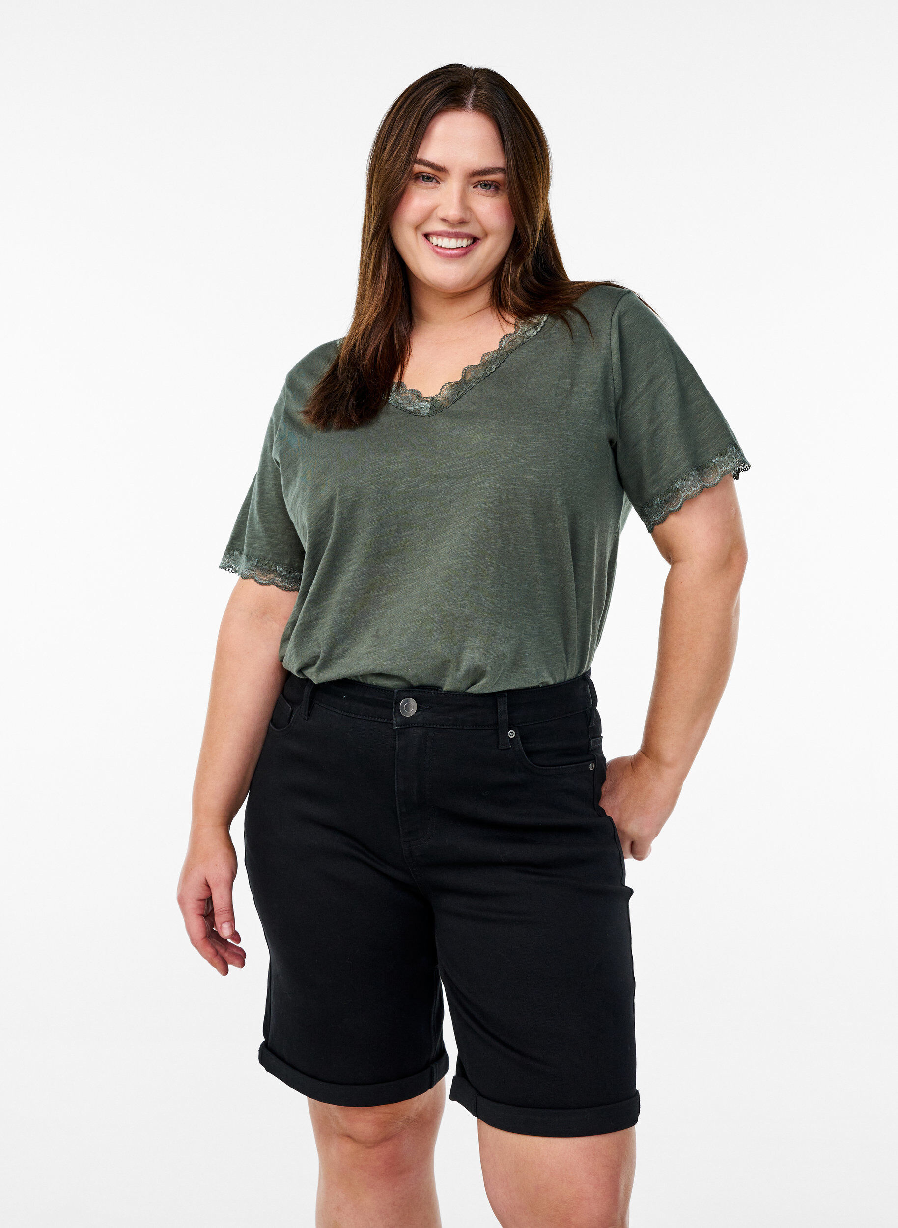 Tettsittende denimshorts med h&oslash;y midje, Svart, Model