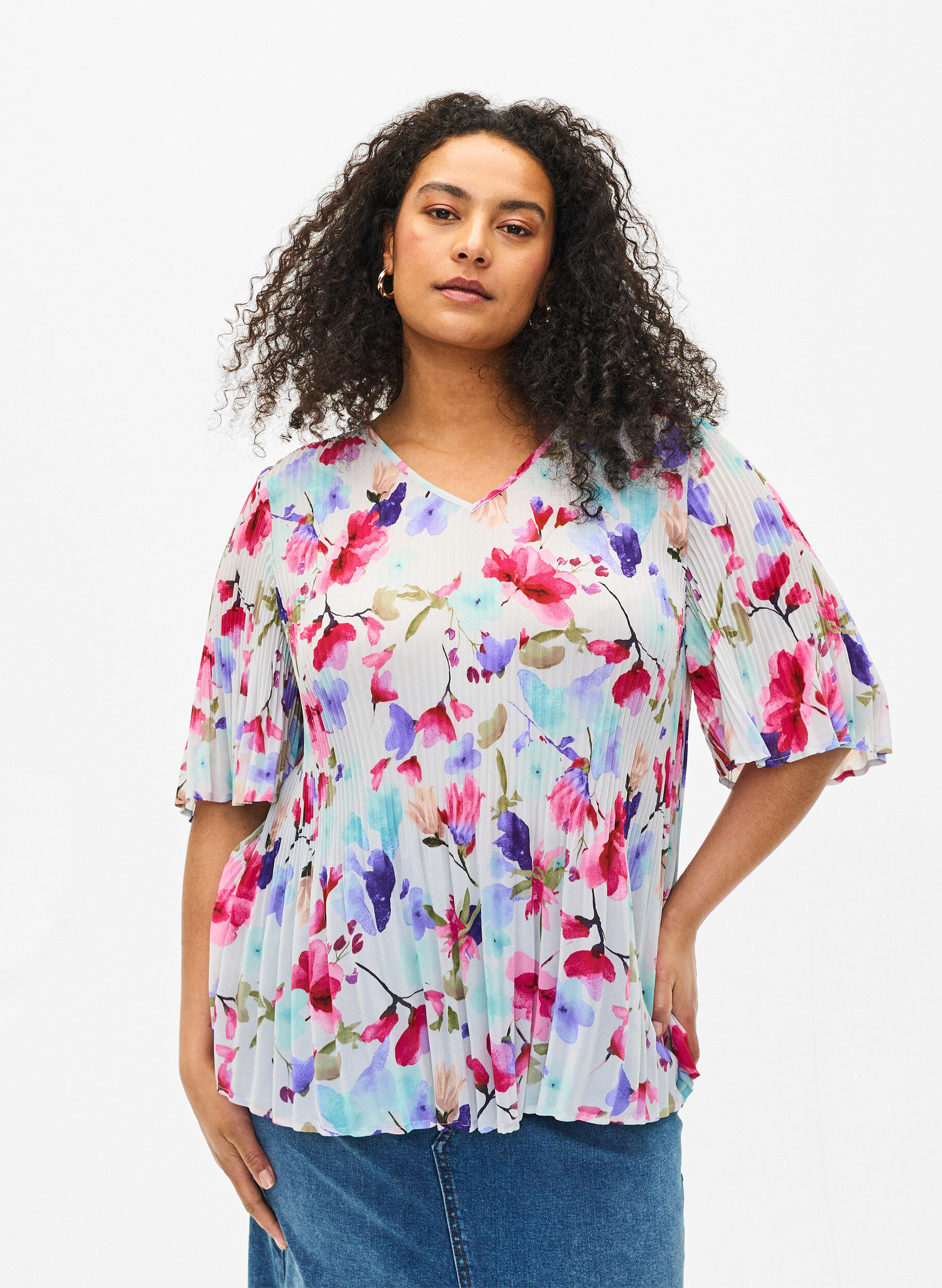 Zizzi Plissert blomstrete bluse, White/MultiFlowerAOP, Model image number 0