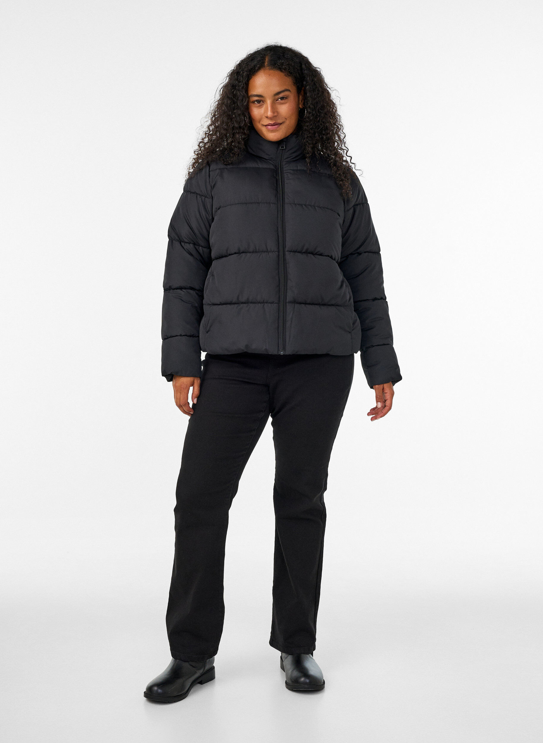 ZizziKort pufferjakke med h&oslash;y krage, Svart, Model image number 1