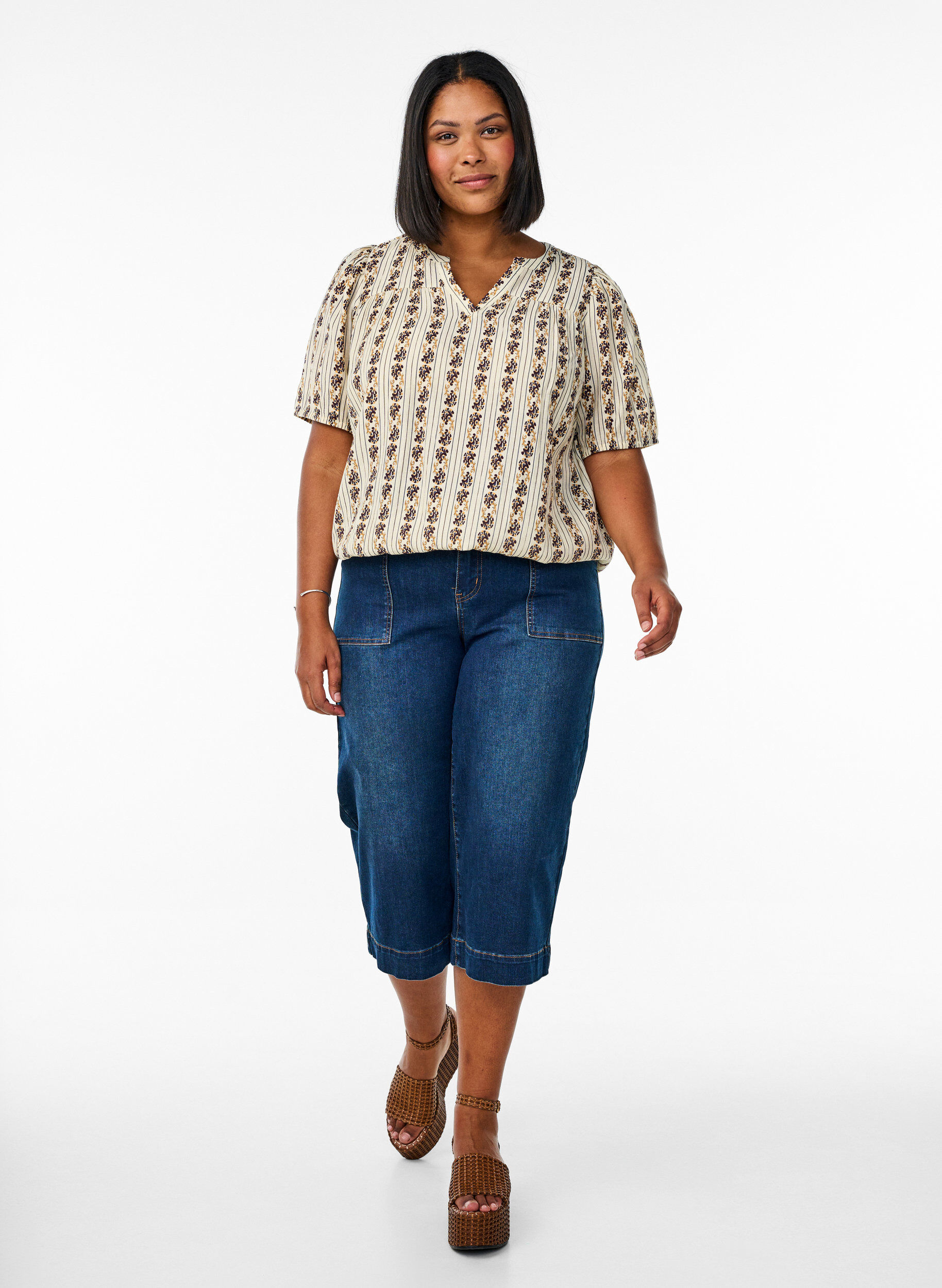 Zizzi Trykt bluse med smocket fold, Egret AOP, Model image number 2