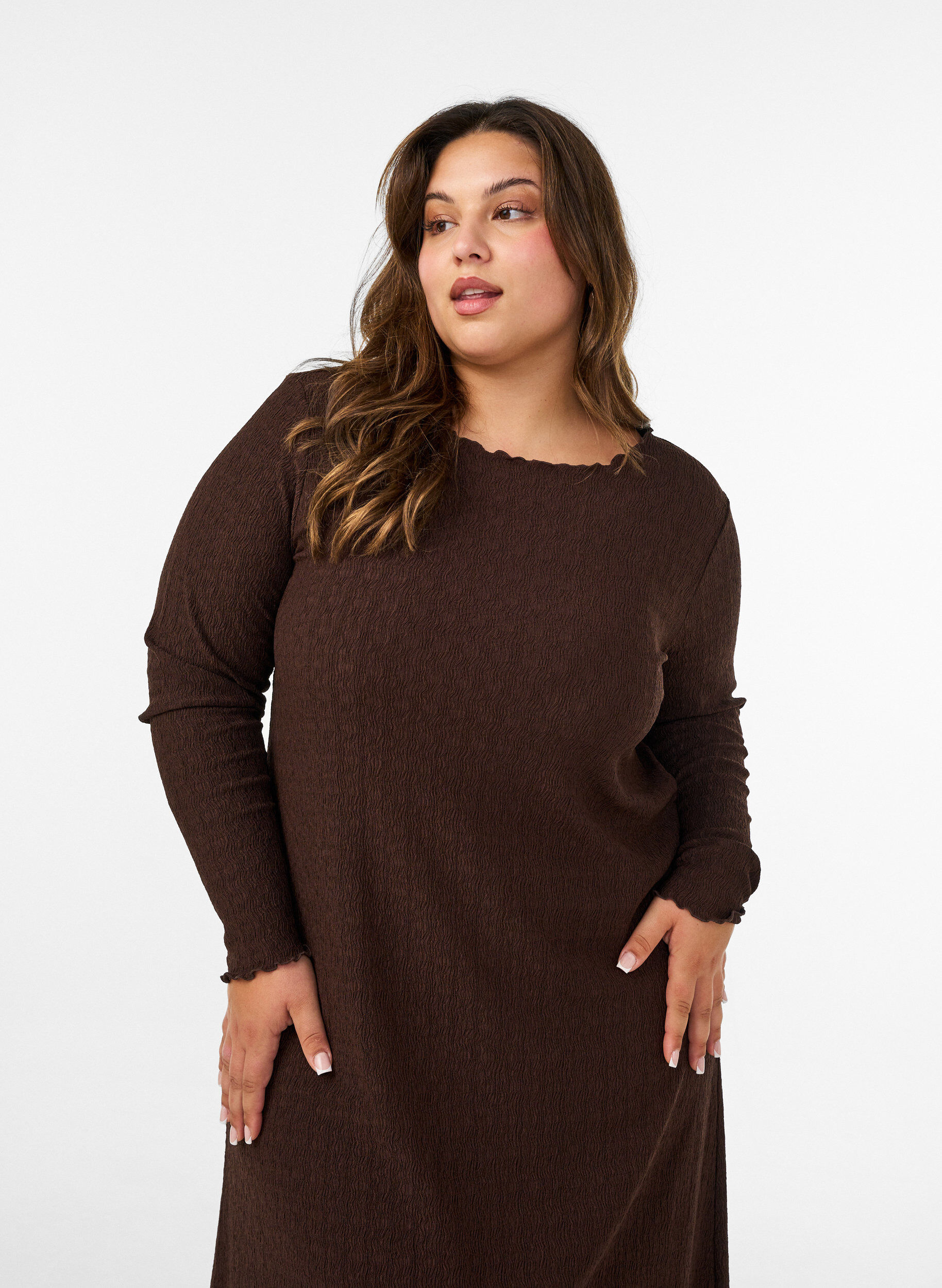 ZizziMidikjole med b&oslash;lget tekstur og lange ermer, Brun, Model image number 3