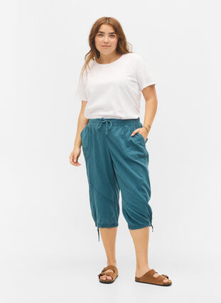 Zizzi Løse capribukser i bomull, Blå, Model image number 0