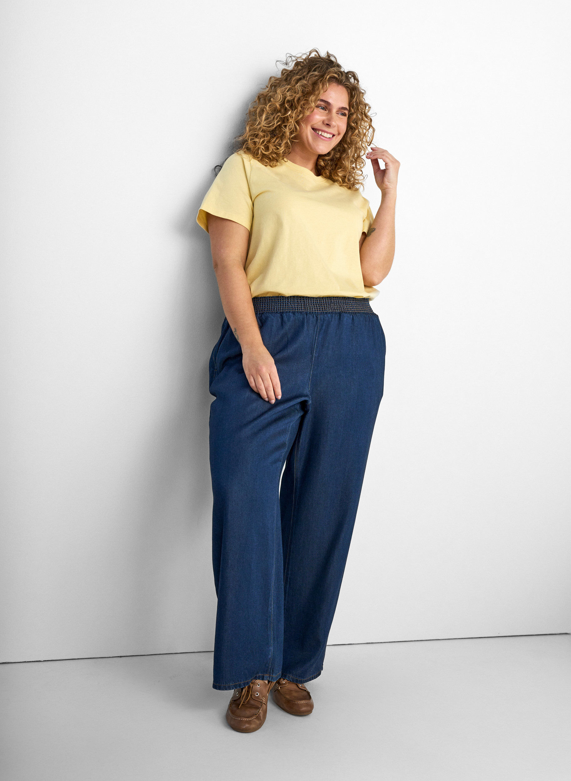 Zizzi Basic T-skjorte i bomull med rund hals, Gul, Model image number 3