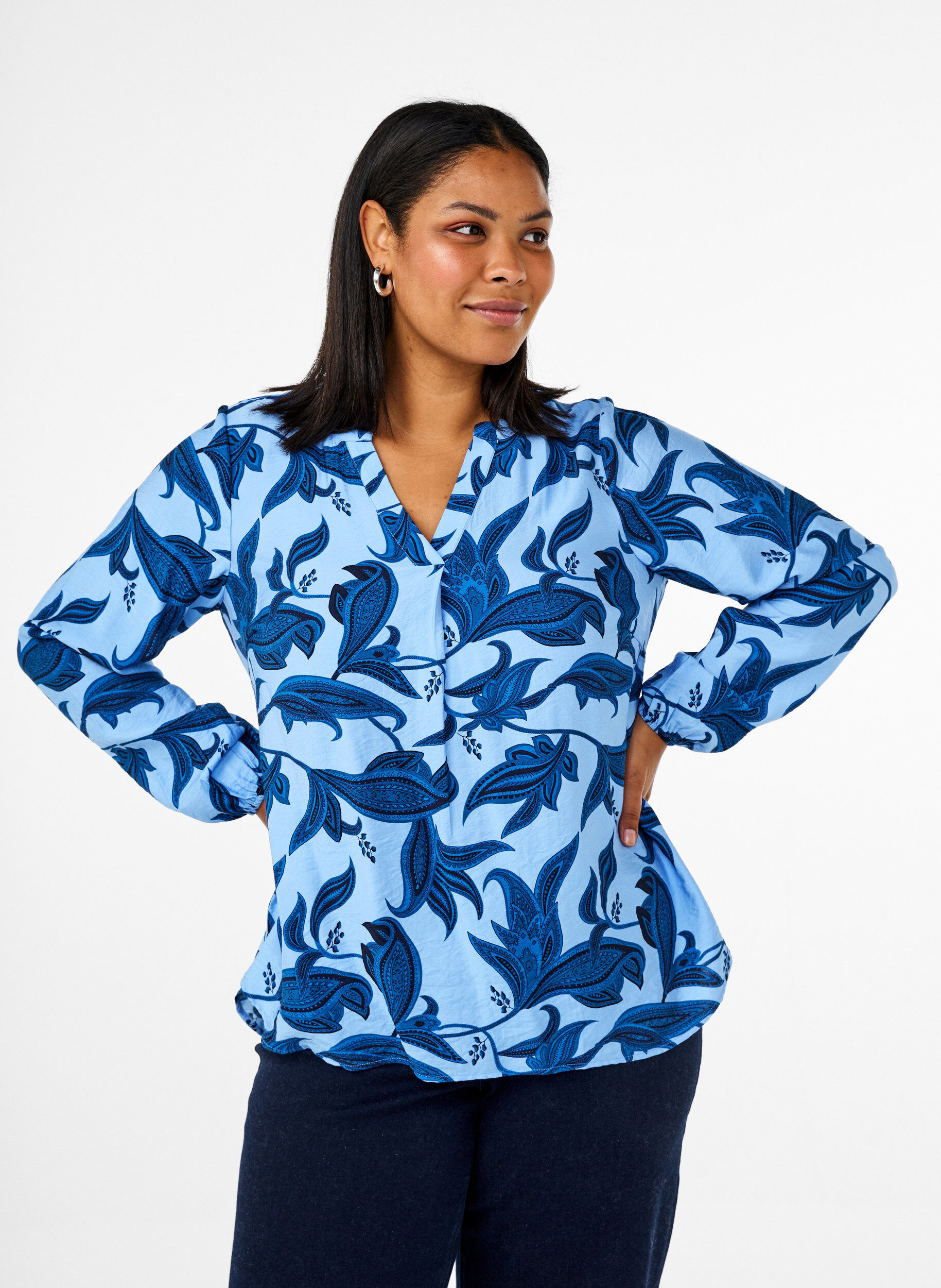 Zizzi Langermet bluse med paisleym&oslash;nster og v-hals, Blue Paisley AOP, Model image number 0