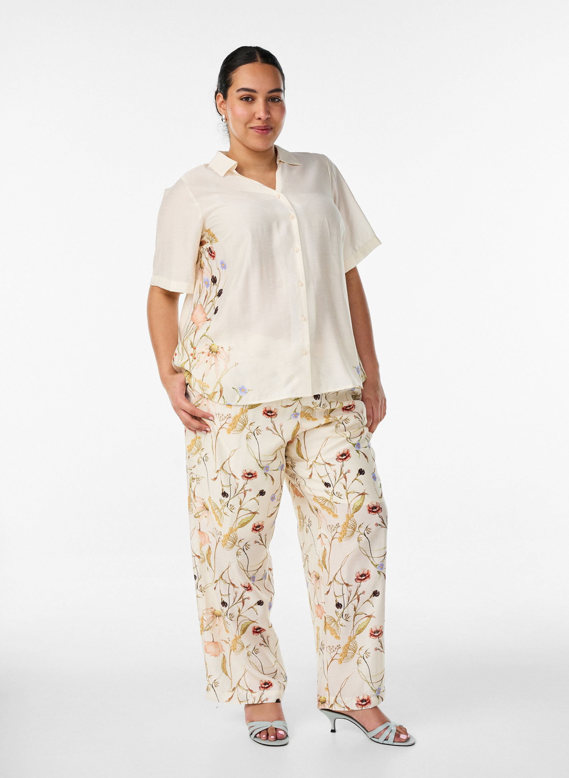 ZizziBluse med albuelange ermer og blomsterdetaljer, Beige, Model image number 1