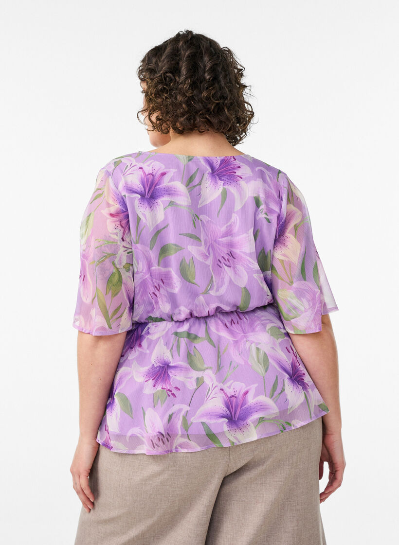 Bluse i blomstrete chiffon med korte ermer, Lilla, Model image number 2