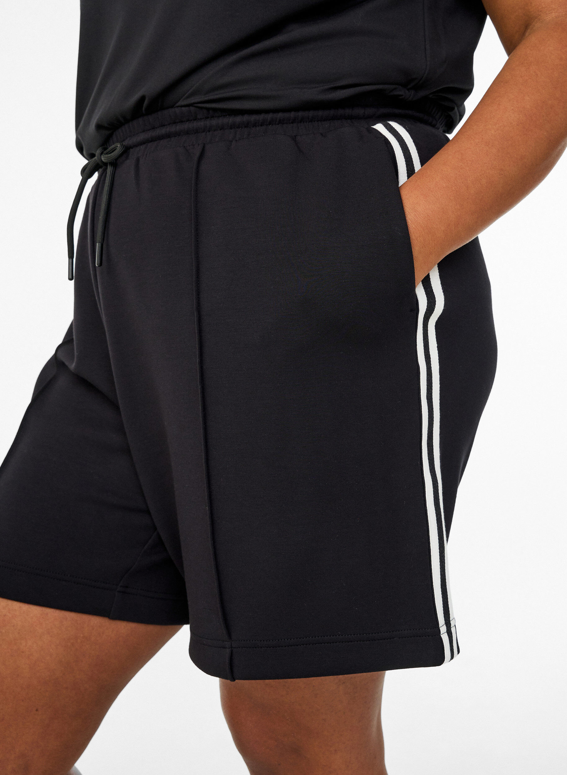 Zizzi Shorts med h&oslash;y midje og stripete detaljer, Svart, Model image number 3