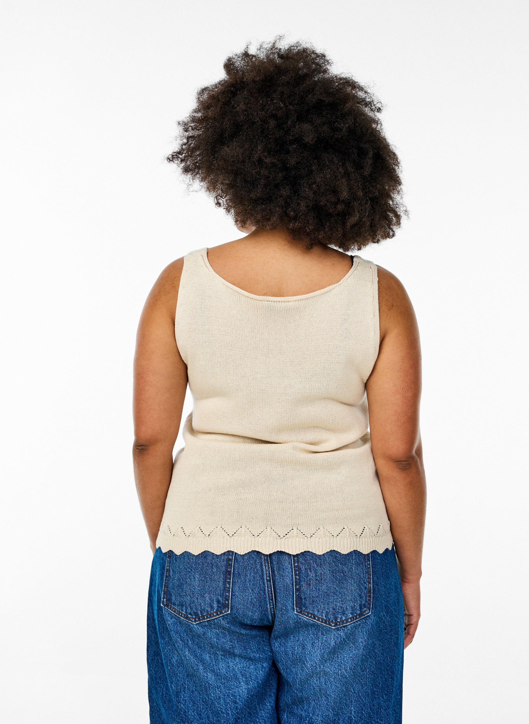 Zizzi Ermel&oslash;s strikket topp med b&oslash;lgekant, Sandshell, Model image number 1