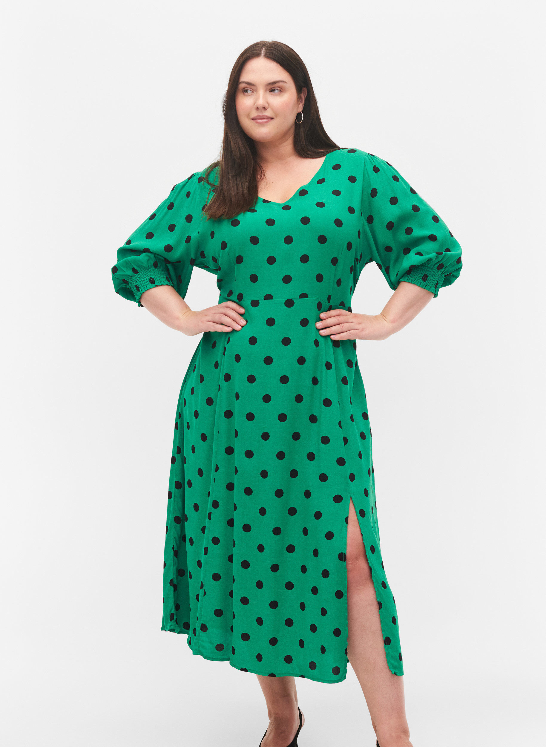 Zizzi Midikjole med prikker i viskose, Jolly Green Dot AOP, Model image number 0