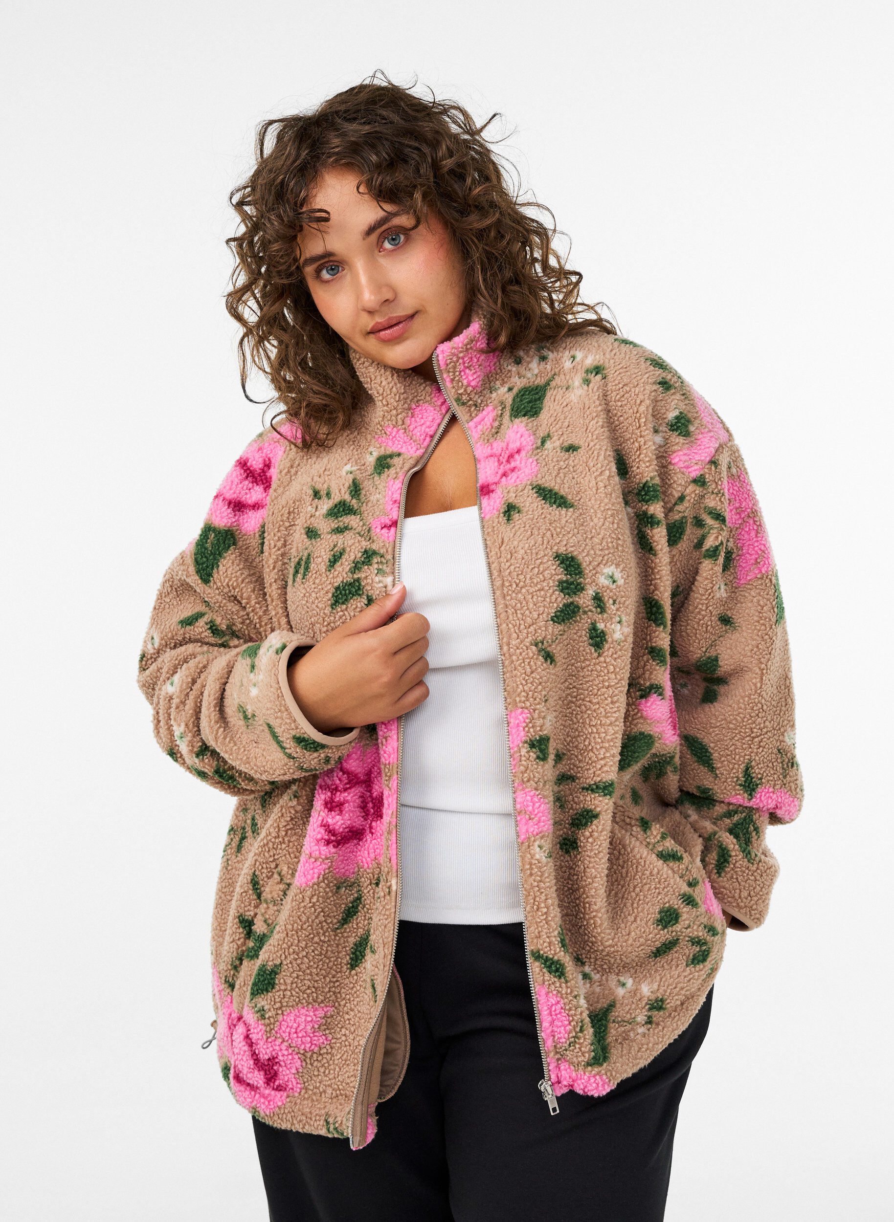 ZizziBlomstret fleecejakke med h&oslash;y hals og glidel&aring;s, Beige, Model image number 0