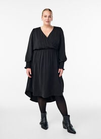 Midikjole med omslagslook og smock-ermer, Svart Midikjole med omslagslook og smock-ermer, Svart, Model