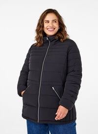 Kort pufferjakke med lommer, Svart Kort pufferjakke med lommer, Svart, Model