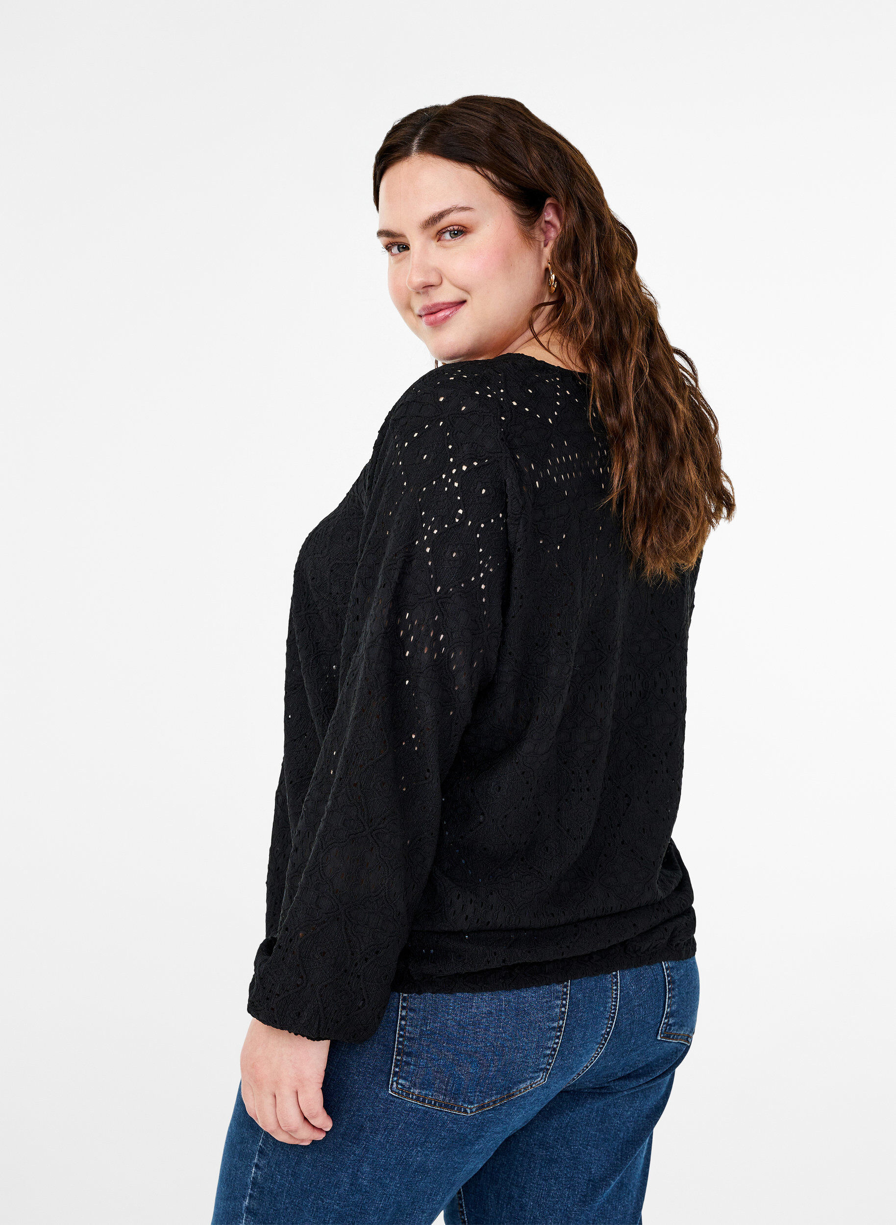 Zizzi Langermet bluse med V-hals og hullm&oslash;nster, Black, Model image number 1