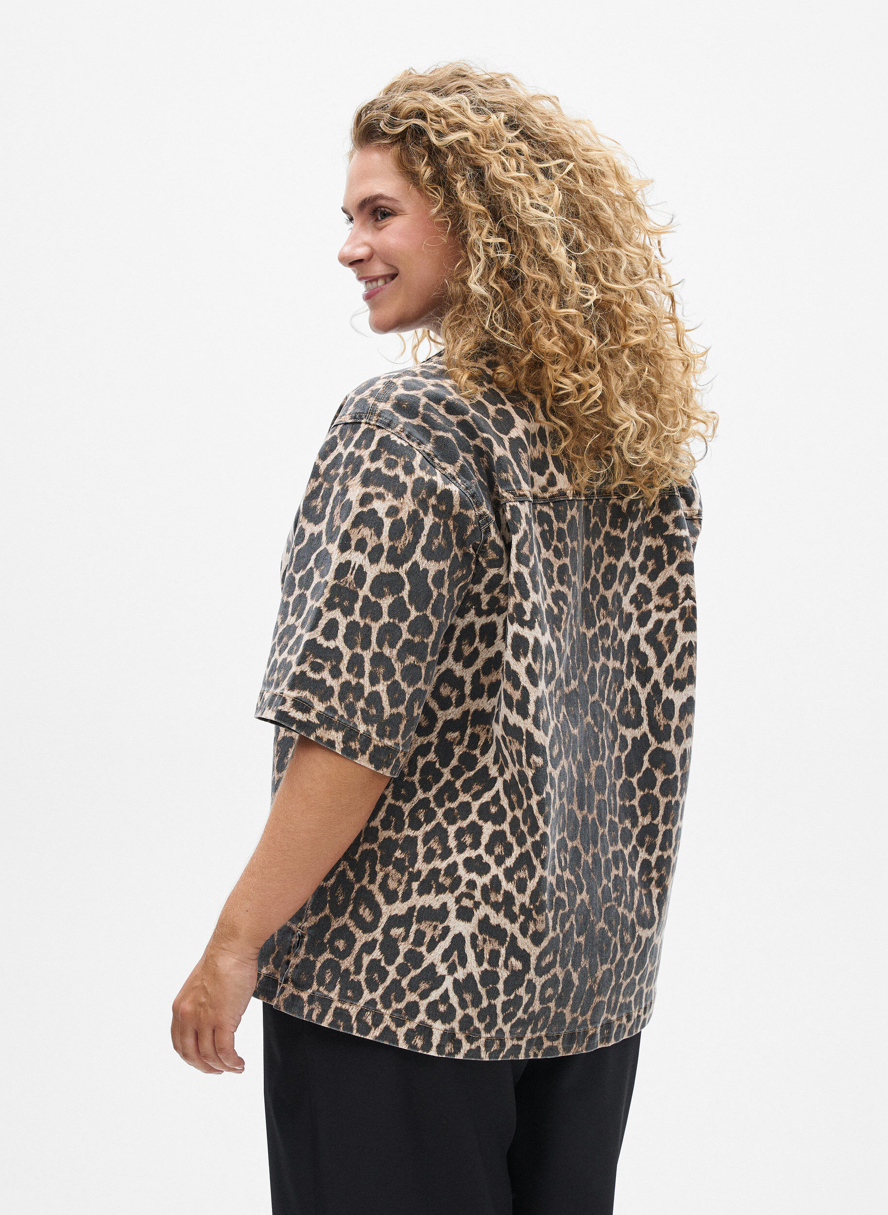 Zizzi Leopardm&oslash;nstret denimbluse med krage og halvlange ermer, Brun, Model image number 2