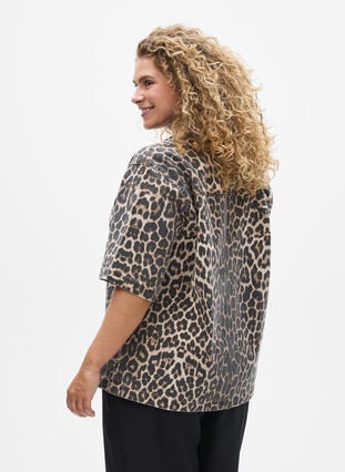 Zizzi Leopardmønstret denimbluse med krage og halvlange ermer, Brun, Model image number 2