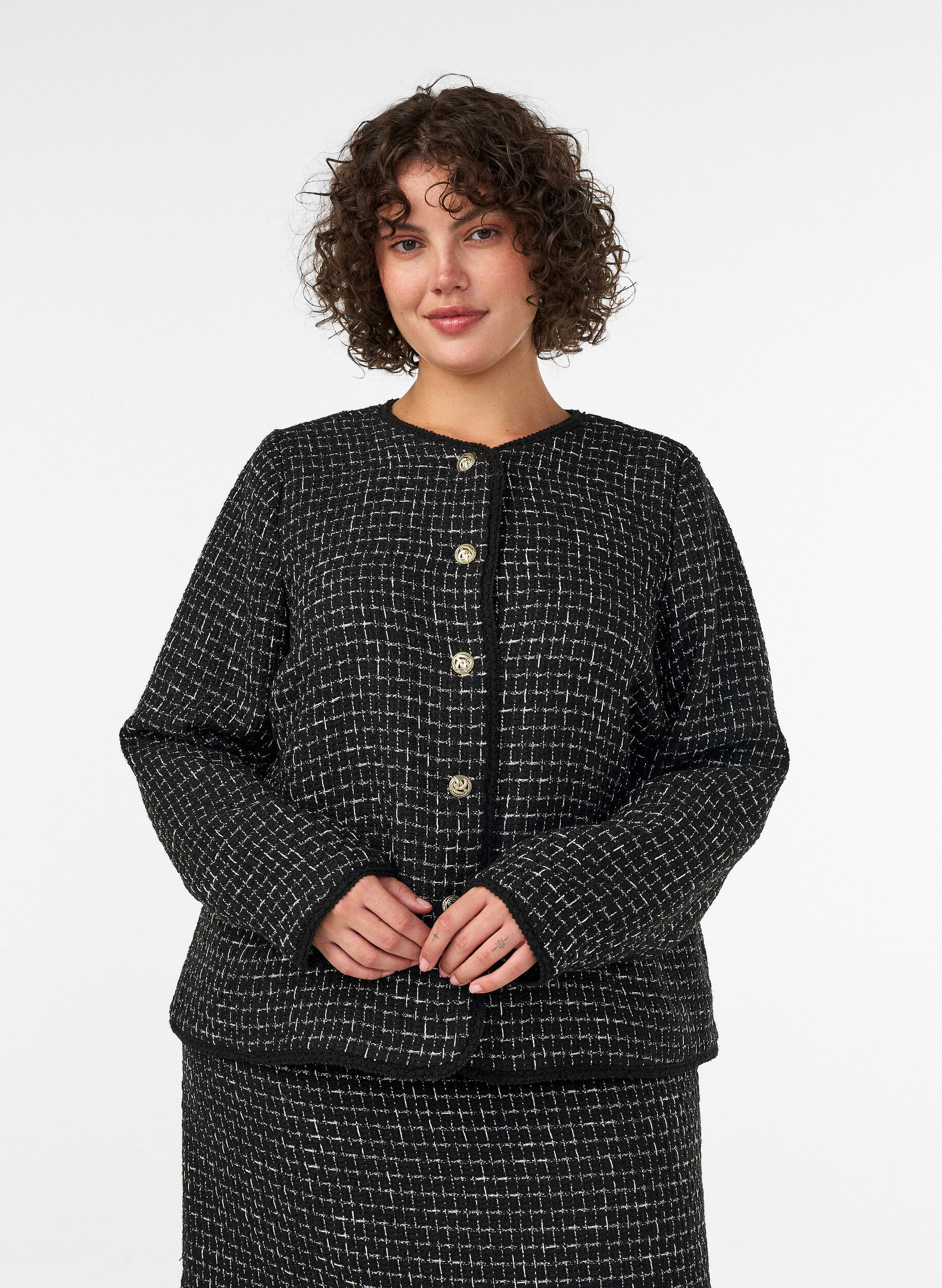 ZizziJakke i boucl&eacute; med gullfargede knapper, Svart, Model image number 0