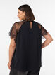 Bluse med korte blondeermer og h&oslash;y hals, Svart, Model image number 2
