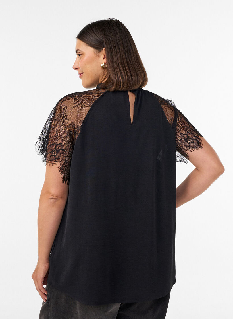 Bluse med korte blondeermer og h&oslash;y hals, Svart, Model image number 2