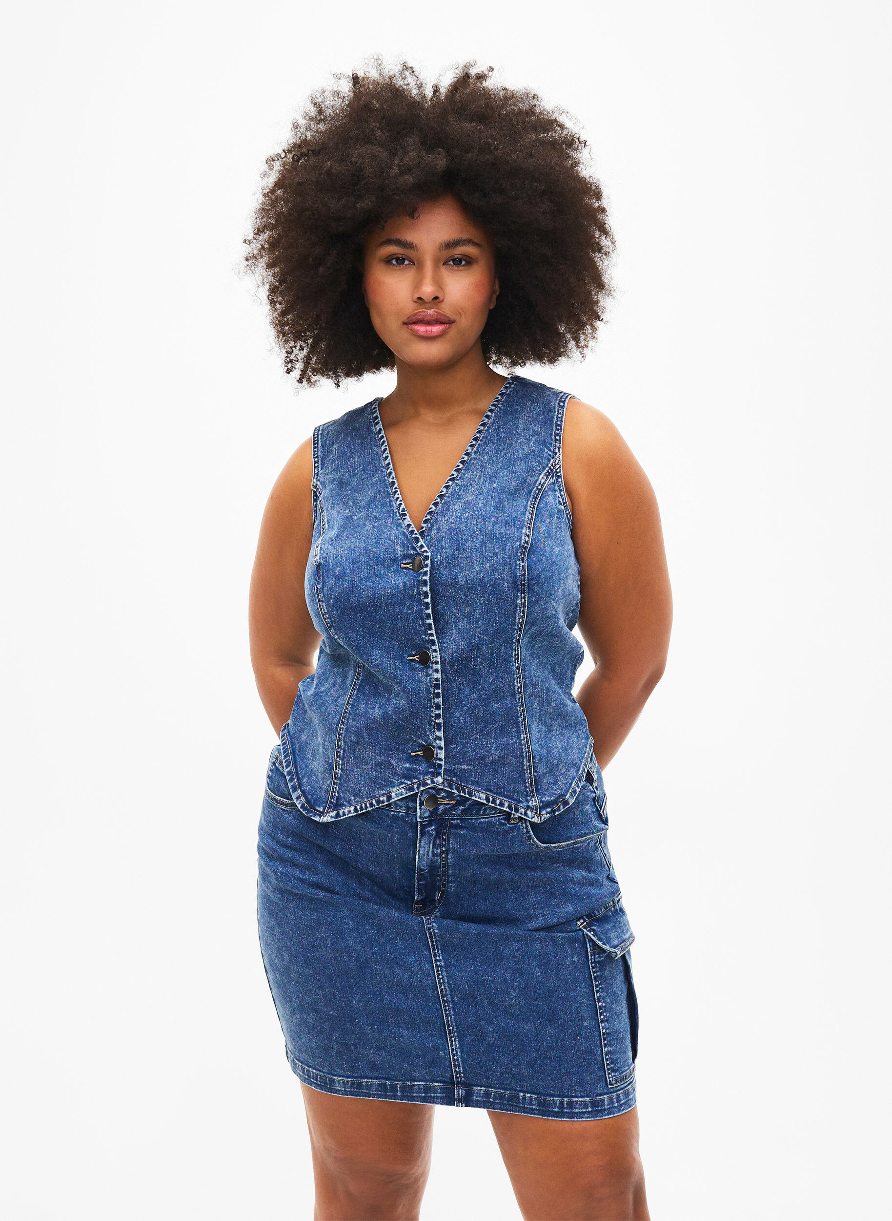 Zizzi Ettersittende denimskj&oslash;rt med cargo-lomme, Blue Denim, Model image number 0