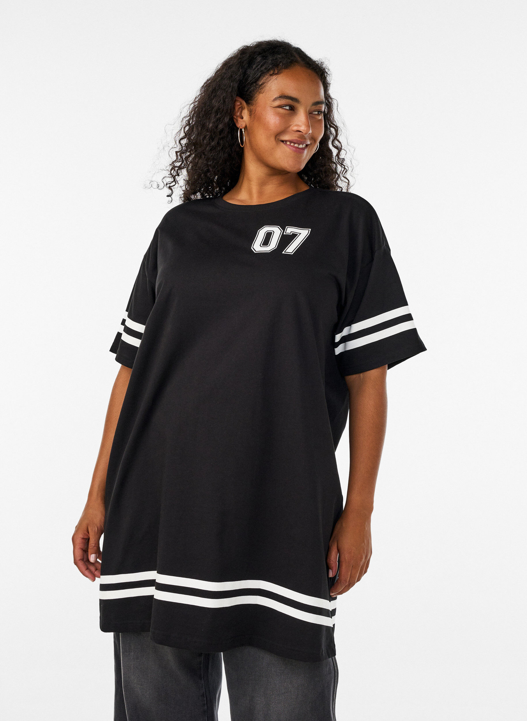 Kort T-skjortekjole med sporty detaljer, Svart, Model