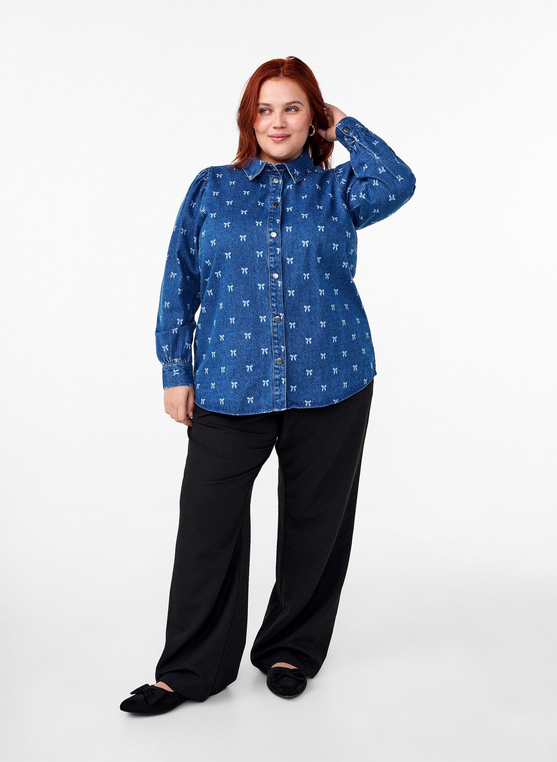 Zizzi Denimskjorte med hjerter, Denim Blue W. Wh.Bow, Model image number 2