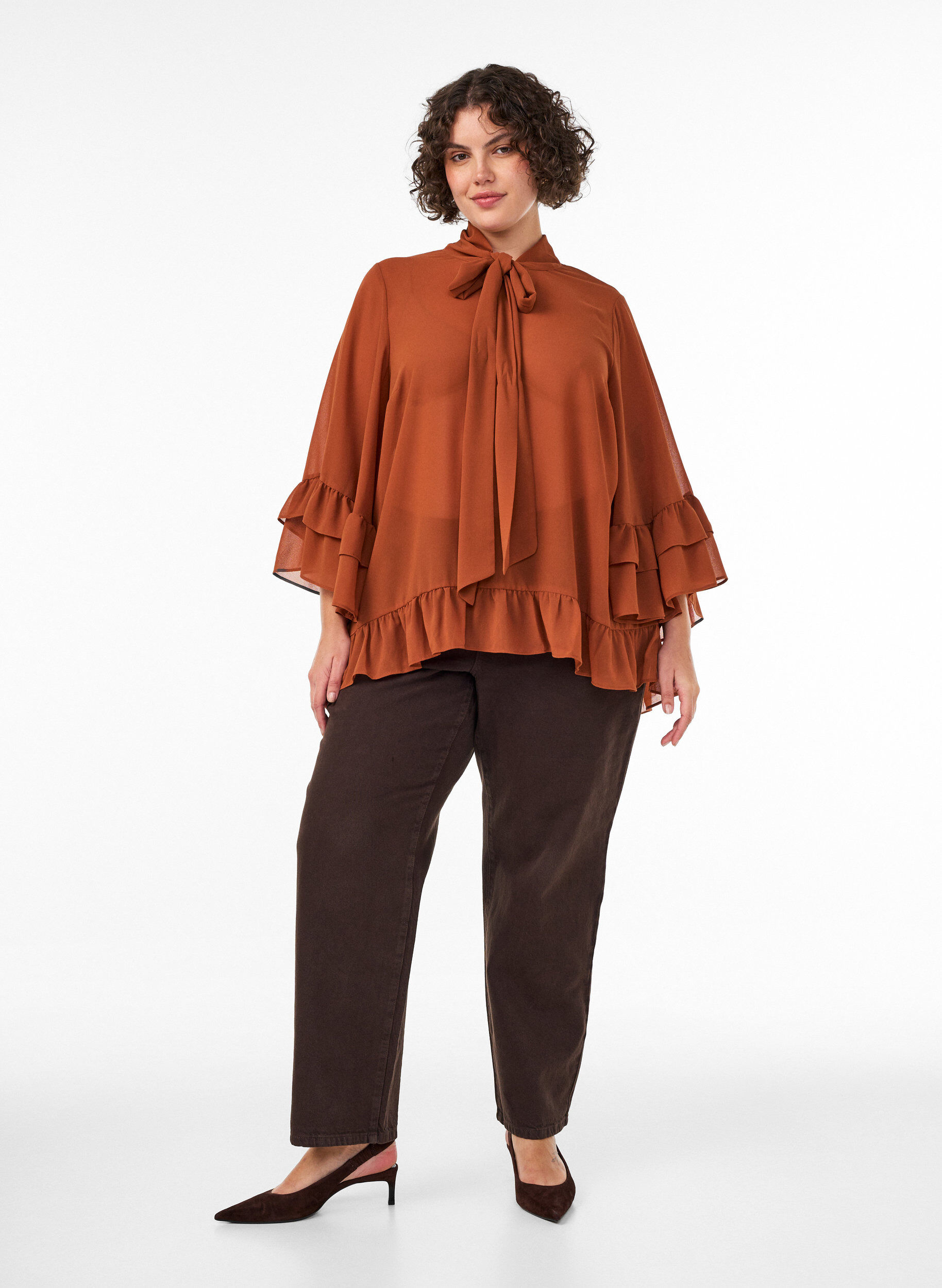 ZizziBluse med b&aring;ndknyting og volangdetaljer, Brun, Model image number 1