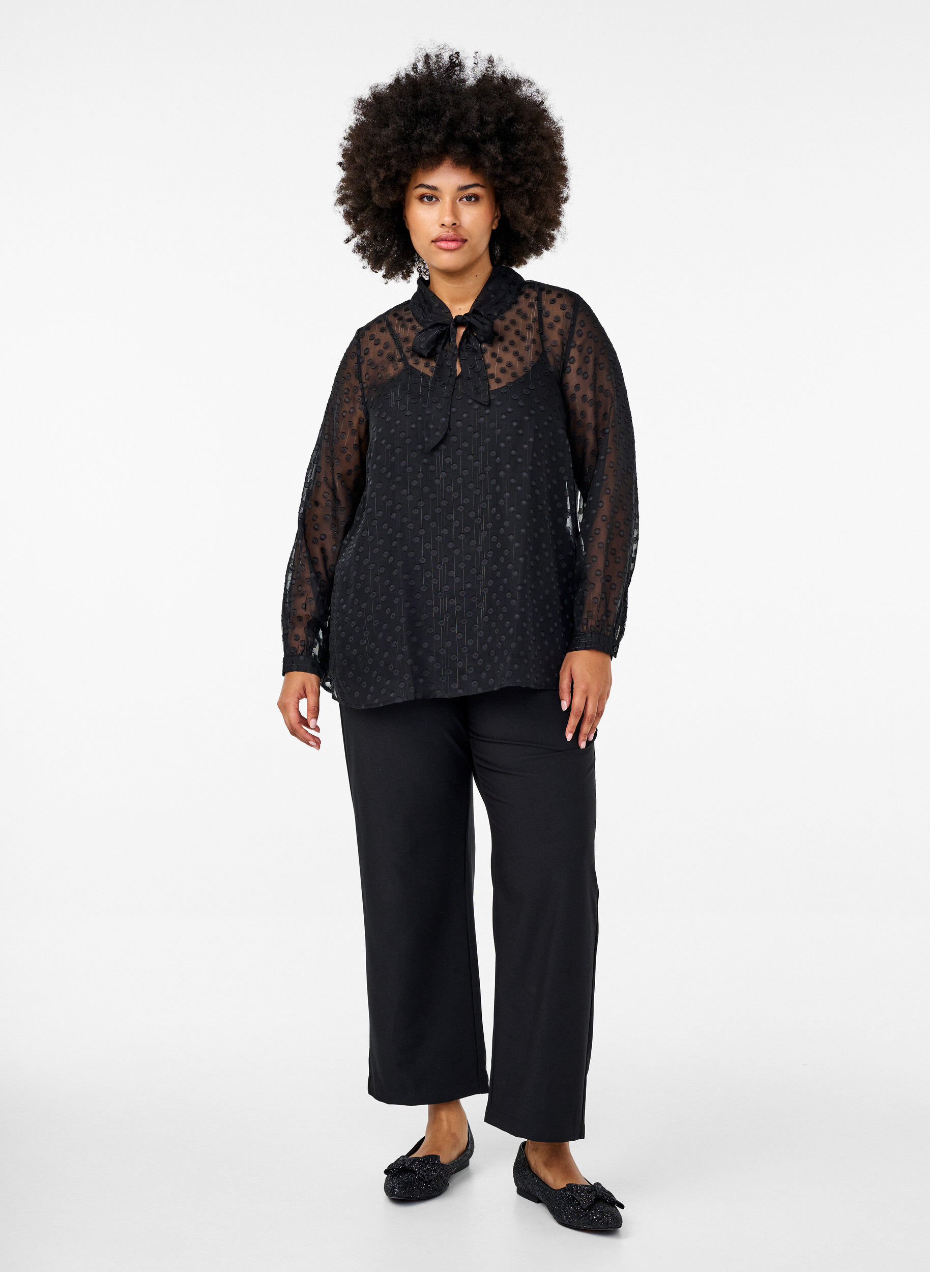 Zizzi Chiffonbluse med prikket tekstur, Black, Model image number 2