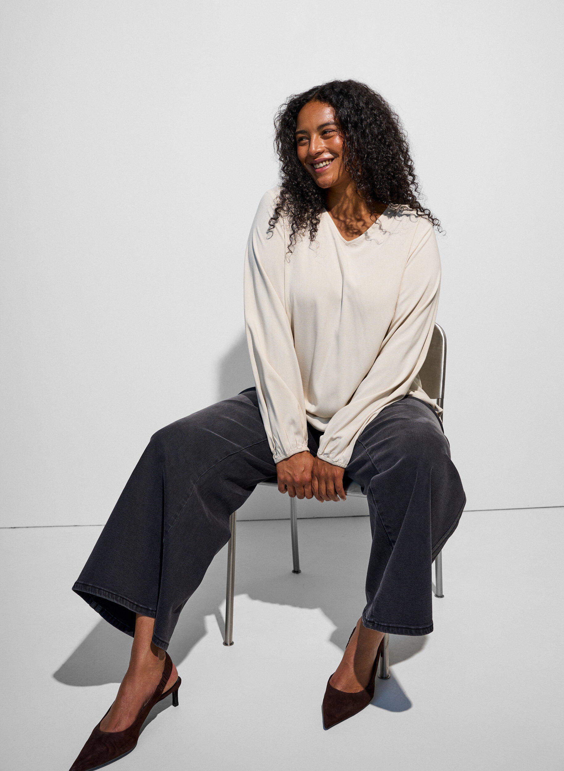 ZizziViskosebluse med V-hals og avrundet fold, Beige, Model image number 0