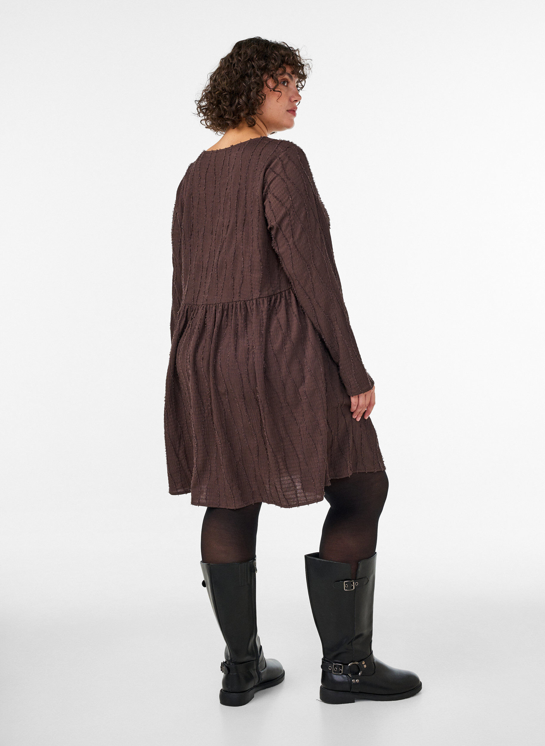 ZizziKort jerseykjole med et b&oslash;lgete teksturm&oslash;nster, Brun, Model image number 2