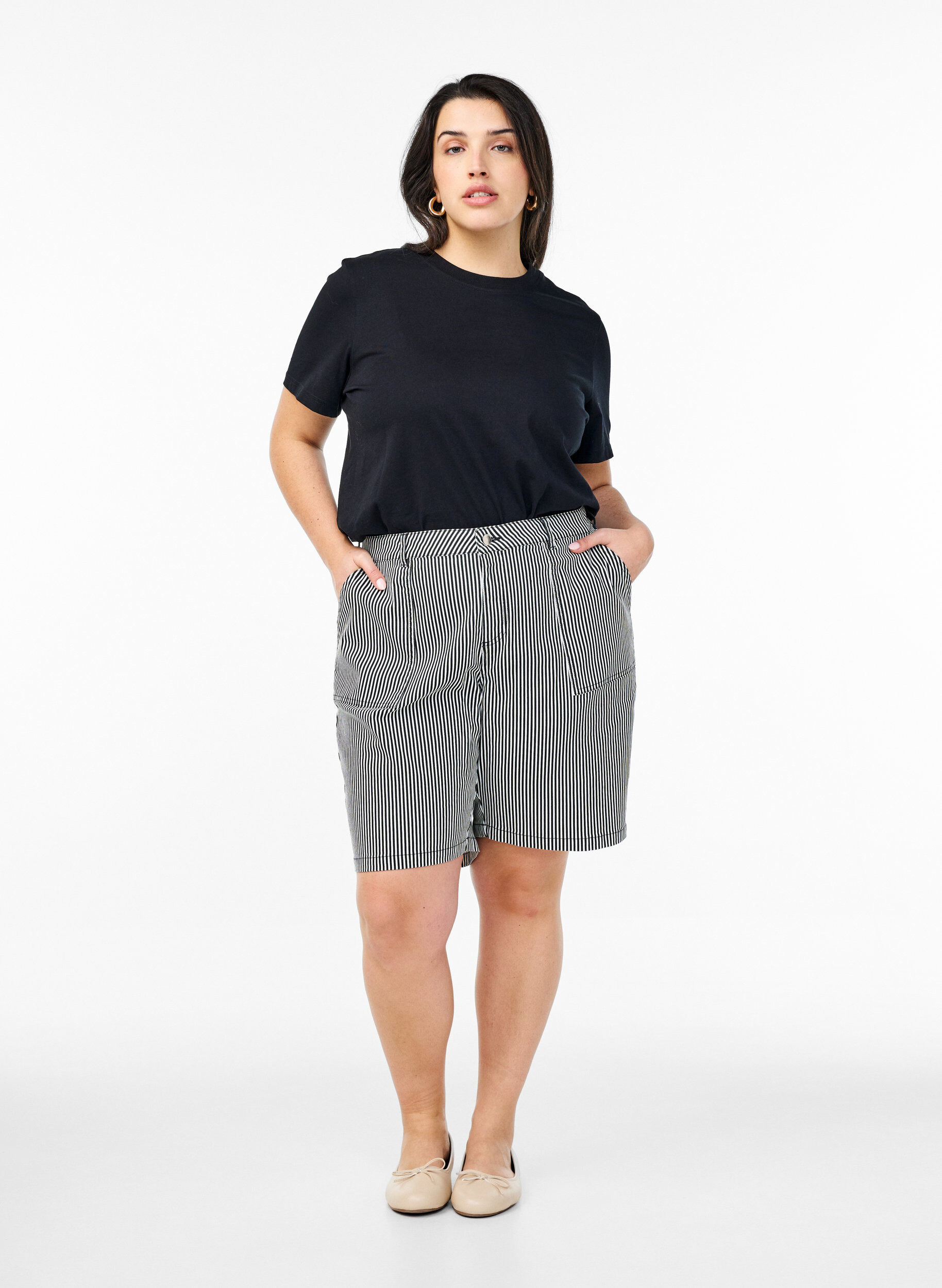 Zizzi Stripete Bermudashorts med h&oslash;y midje, Svart, Model image number 1