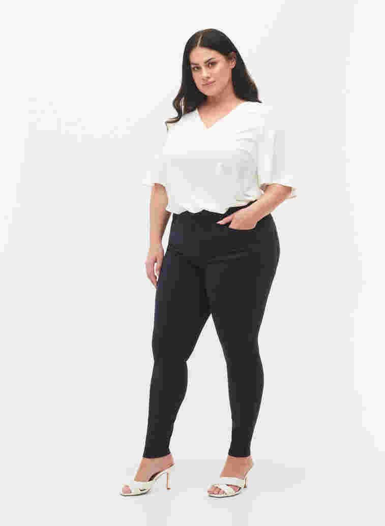 Super slim Amy jeans med høyt liv, Night Sky, Model