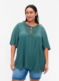 Viskosebluse med 1/2 ermer og broderidetaljer, Sea Pine, Model
