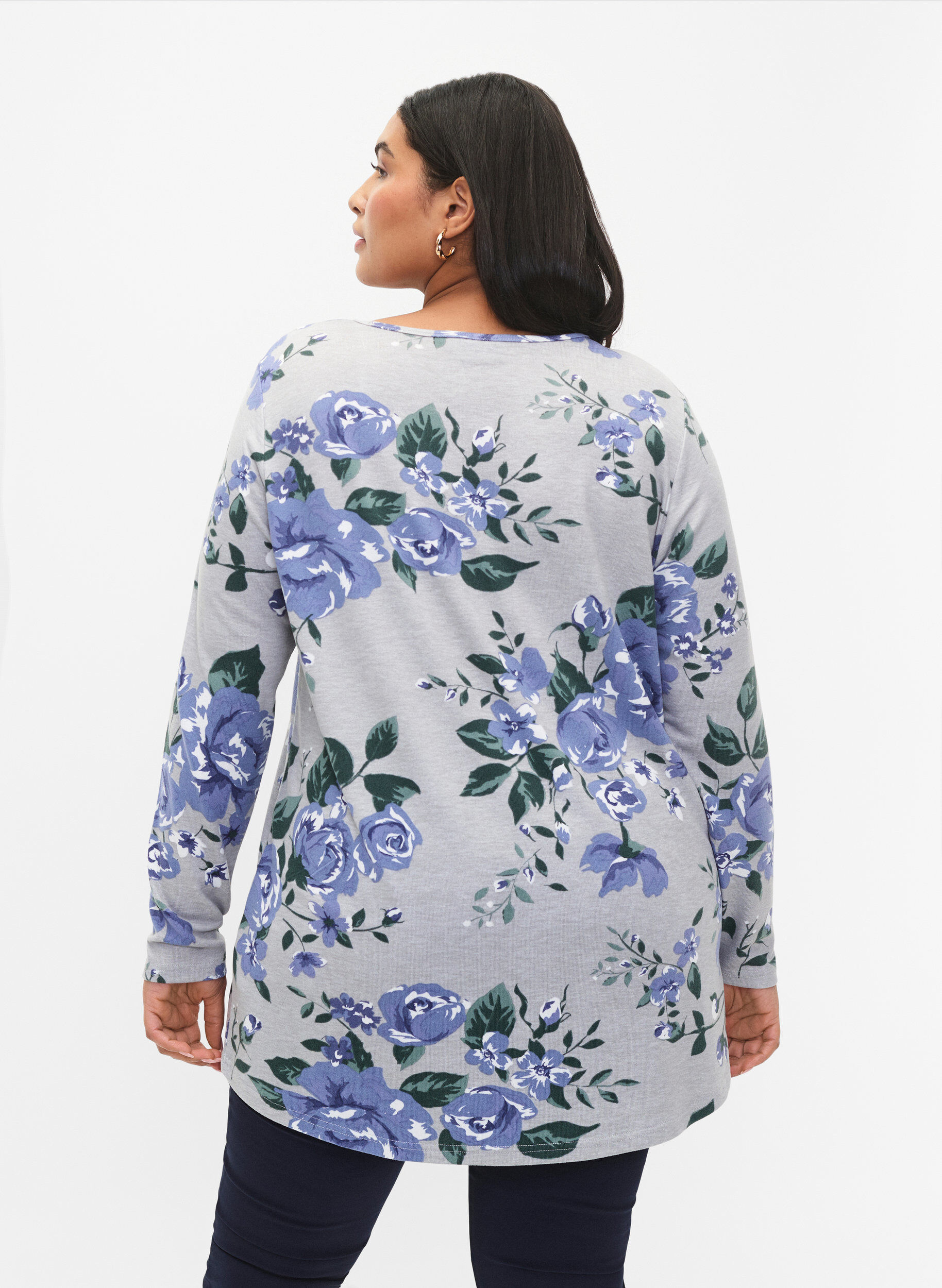 Zizzi Blomstret bluse med lange ermer, Bl&aring;, Model image number 2