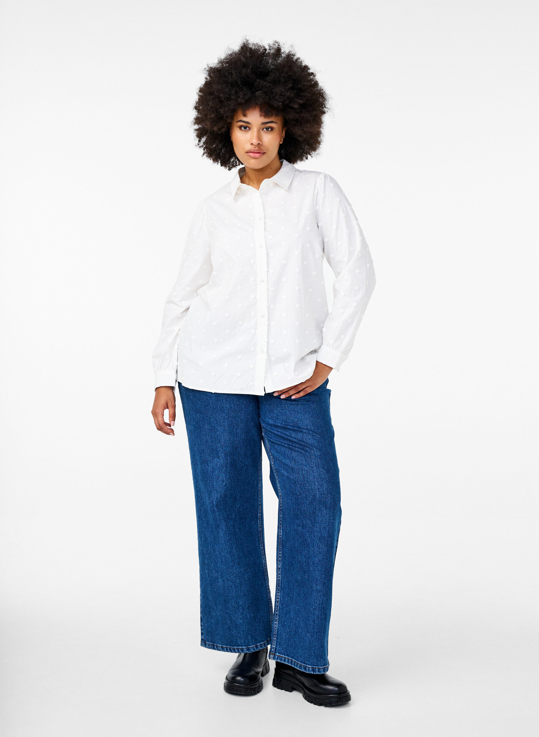 Zizzi Skjorte med krage og p&aring;sydde hjerter, Hvit, Model image number 1