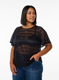 Blondebluse med korte ermer og bølget faldkant, Svart Blondebluse med korte ermer og bølget faldkant, Svart, Model